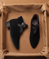 Braune Stiefeletten aus dickem Wildleder mit französischem Spleißen und Reißverschluss